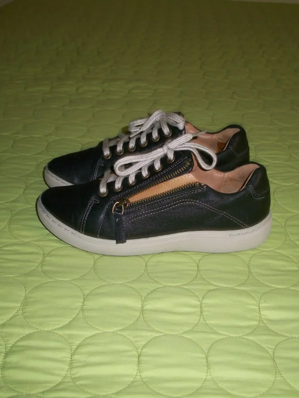Clarks Women's Dark Blue Leather Sneakers Size 6